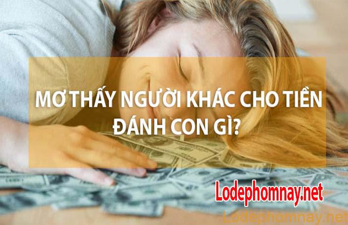 mơ có người cho tiền đánh con gì